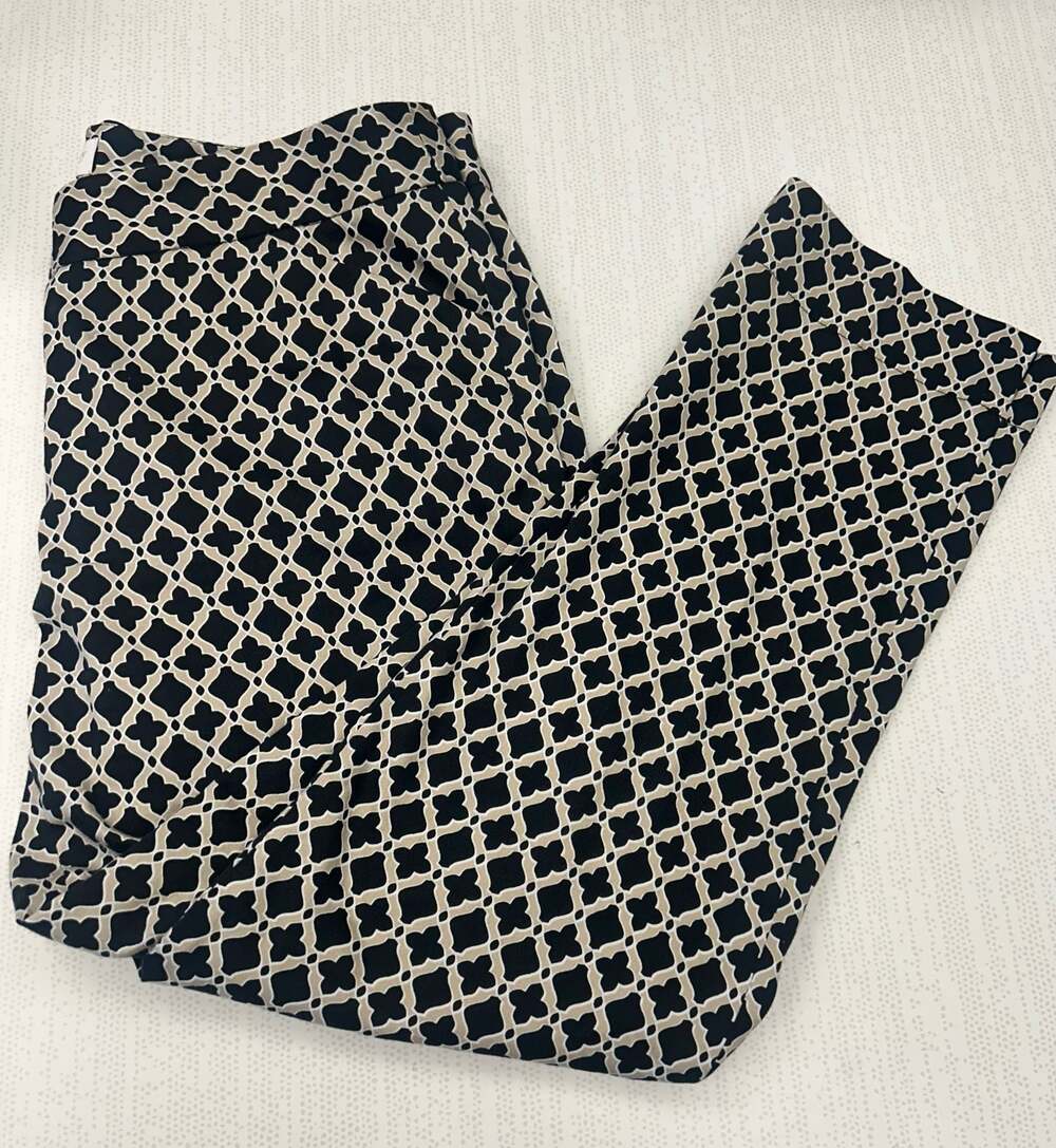 Laundry by Shelli Segal Crop Capri Pants in Black and Beige Geometric Print